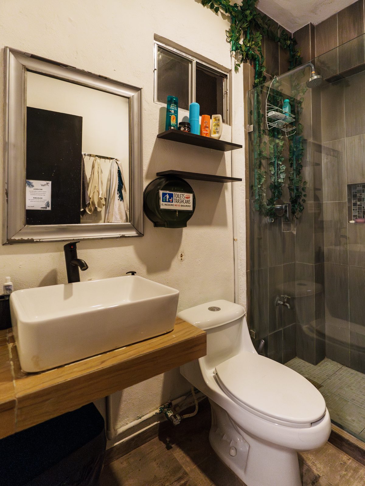 11-bed mixed dorm with curtained bunks at Maui Hostels Playa del Carmen