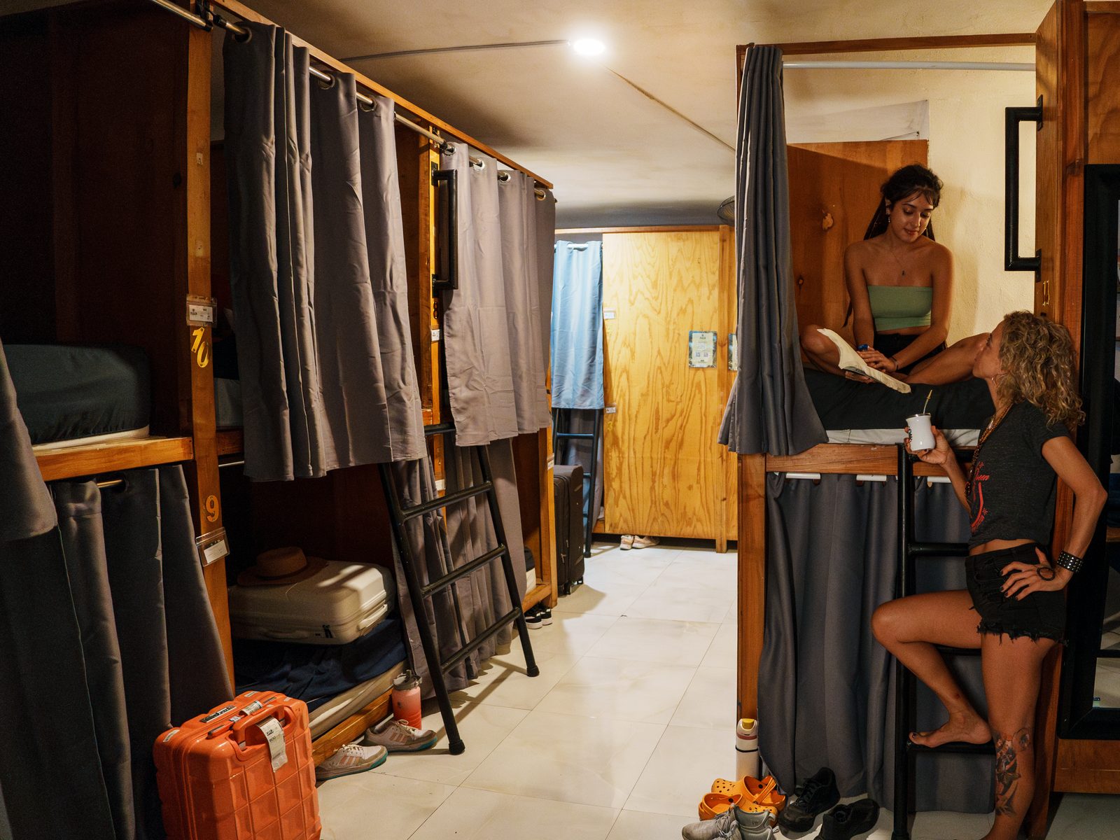 Lifestyle moment in the 14-bed mixed dorm at Maui Hostels Playa del Carmen