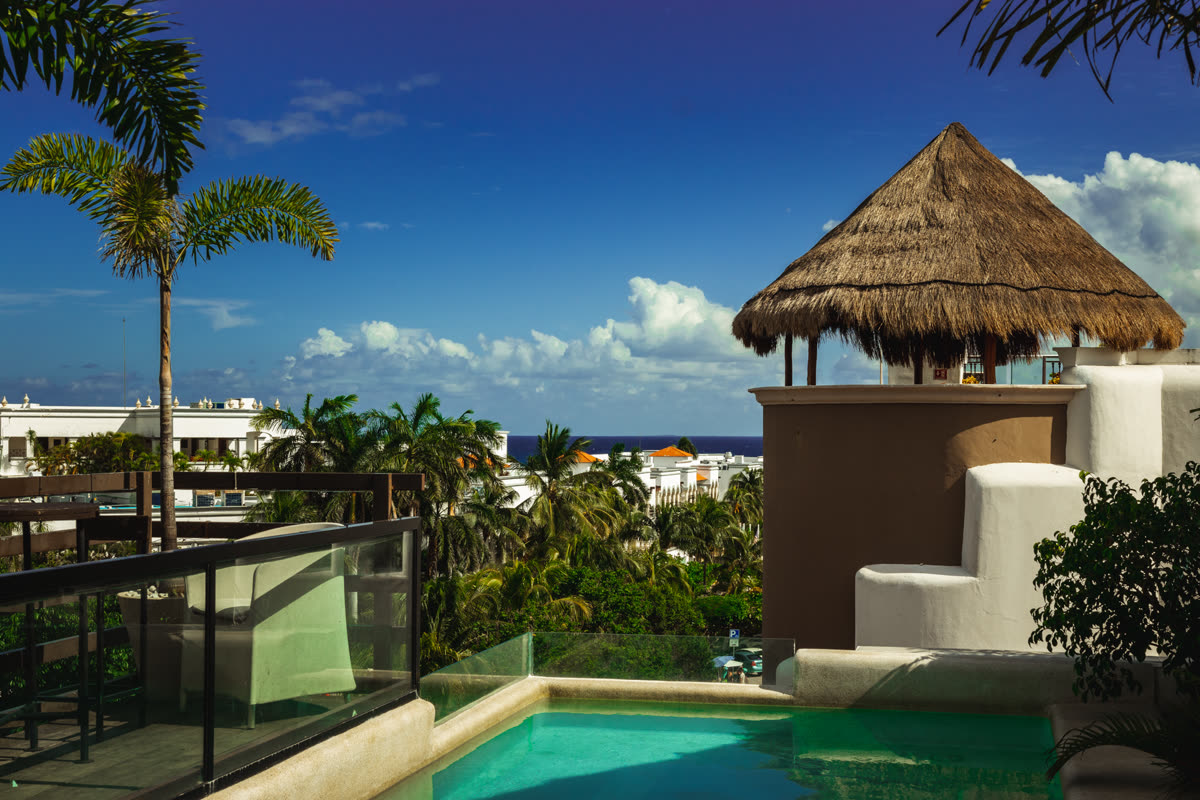 Outdoor lounge at Maui Hostels Tulum – garden seating area